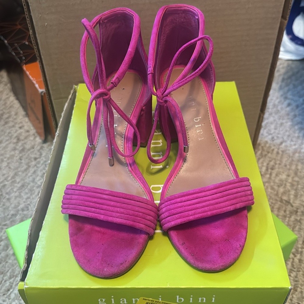 EUC Gianni Bini Suede Heels - Picture 2 of 5